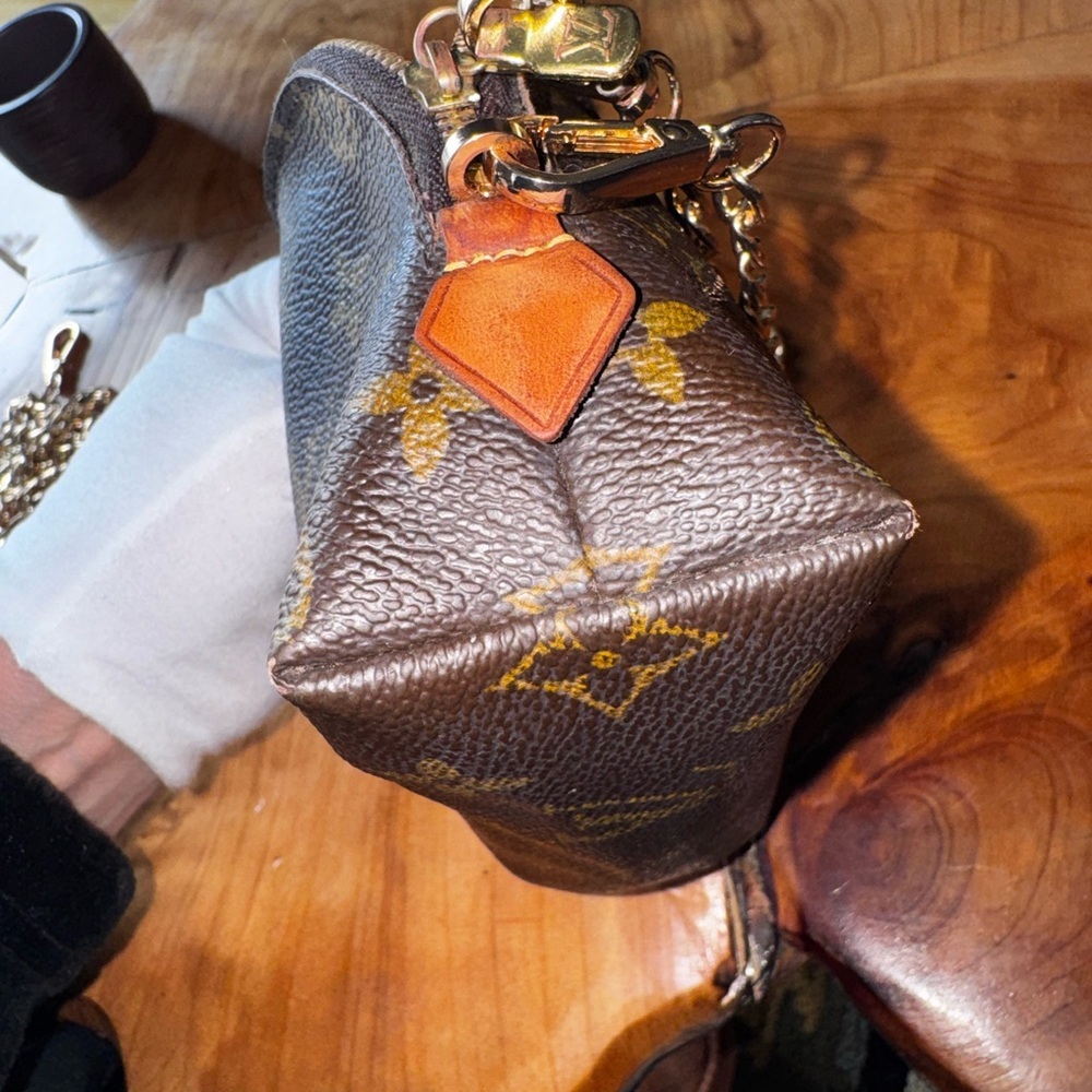 Louis Vuitton
Monogram Cosmetic Pouch vintage with unbranded chain - Picture 15 of 17